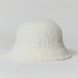 URBAN OUTFITTERS Cassie Fuzzy Bucket Hat